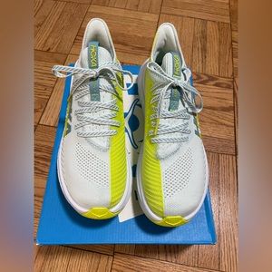 NWT Womems Hoka Carbon x 3 Size 8